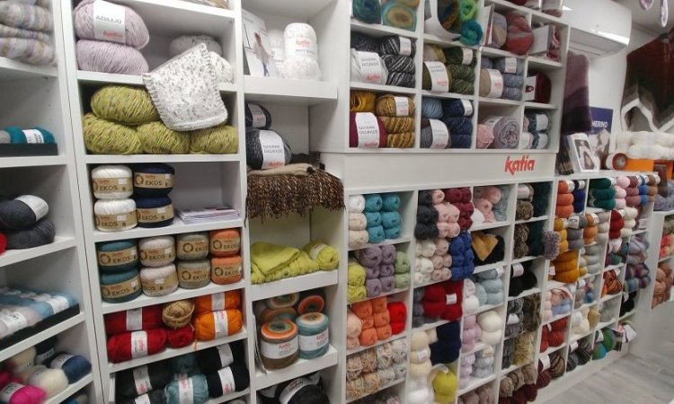 Vente de laines, de différents fils à tricoter pour l'Hiver par magasin de tissus à Albertville