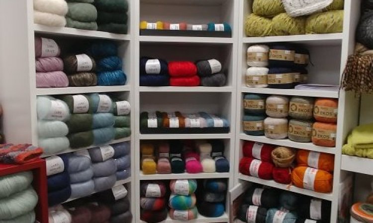 Vente de laines, de différents fils à tricoter pour l'Hiver par magasin de tissus à Albertville
